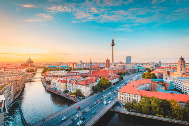 panoramę berlina z rzeką szprewą o zachodzie słońca, niemcy - famous place germany town summer zdjęcia i obrazy z banku zdjęć