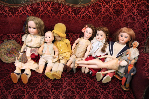 istock Vintage dolls of different sizes 1097644638