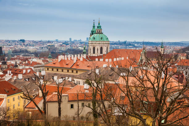 piękna praska starówka ujrzała punkt widokowy zamku praskiego wczesną wiosną - hradcany castle prague czech republic spring zdjęcia i obrazy z banku zdjęć