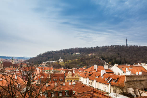 wzgórze petrin i piękne praskie stare miasto ujrzał widok zamku praskiego wczesnym wiosennym dniem - hradcany castle prague czech republic spring zdjęcia i obrazy z banku zdjęć