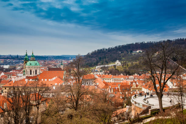 wzgórze petrin i piękne praskie stare miasto ujrzał widok zamku praskiego wczesnym wiosennym dniem - hradcany castle prague czech republic spring zdjęcia i obrazy z banku zdjęć