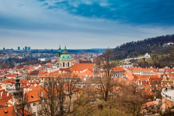 wzgórze petrin i piękne praskie stare miasto ujrzał widok zamku praskiego wczesnym wiosennym dniem - hradcany castle prague czech republic spring zdjęcia i obrazy z banku zdjęć