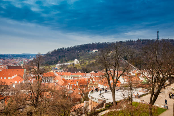 wzgórze petrin i piękne praskie stare miasto ujrzał widok zamku praskiego wczesnym wiosennym dniem - hradcany castle prague czech republic spring zdjęcia i obrazy z banku zdjęć