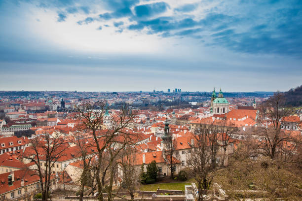 piękna praska starówka ujrzała punkt widokowy zamku praskiego wczesną wiosną - hradcany castle prague czech republic spring zdjęcia i obrazy z banku zdjęć