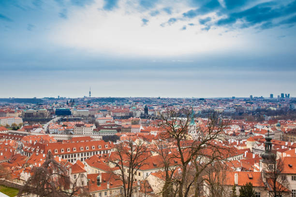 piękna praska starówka ujrzała punkt widokowy zamku praskiego wczesną wiosną - hradcany castle prague czech republic spring zdjęcia i obrazy z banku zdjęć