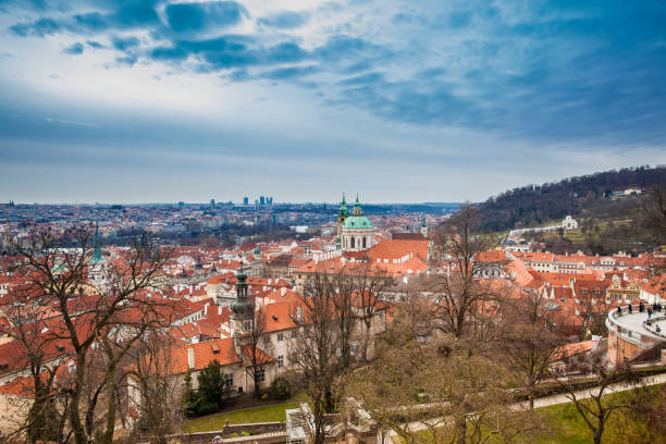 wzgórze petrin i piękne praskie stare miasto ujrzał widok zamku praskiego wczesnym wiosennym dniem - hradcany castle prague czech republic spring zdjęcia i obrazy z banku zdjęć