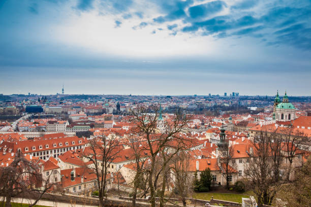 piękna praska starówka ujrzała punkt widokowy zamku praskiego wczesną wiosną - hradcany castle prague czech republic spring zdjęcia i obrazy z banku zdjęć