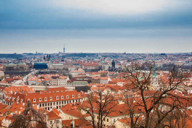 piękna praska starówka ujrzała punkt widokowy zamku praskiego wczesną wiosną - hradcany castle prague czech republic spring zdjęcia i obrazy z banku zdjęć