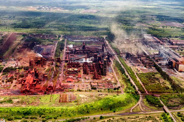 vue aérienne d’une production d’aluminium et de l’exploitation des mines bauxite - iron mining photos et images de collection