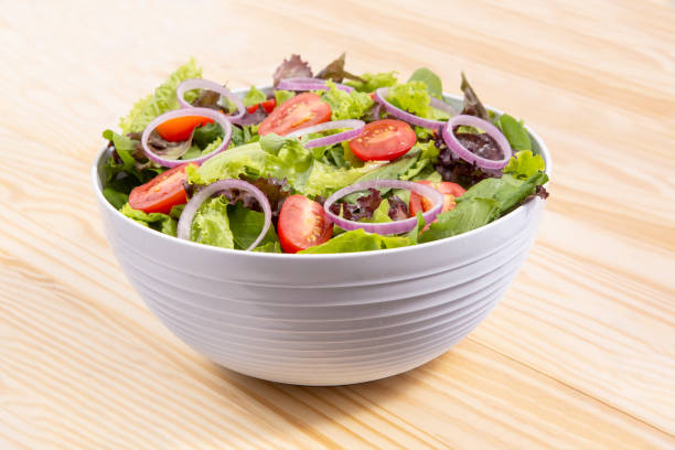 salade de légumes frais au chou, oignon et tomate en bol couleur - saladier photos et images de collection