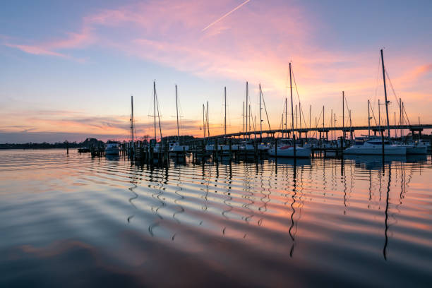 pôr do sol sobre a marina de oriental - marina lake nautical vessel water - fotografias e filmes do acervo