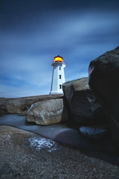 冬の夜の灯台 - lighthouse scenics winter peggys cove ストックフォトと画像