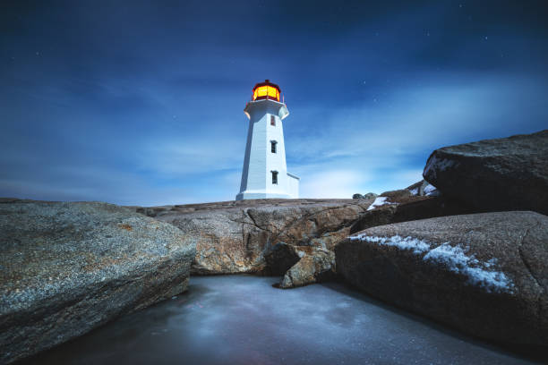 phare de nuit d’hiver - lighthouse scenics winter peggys cove photos et images de collection