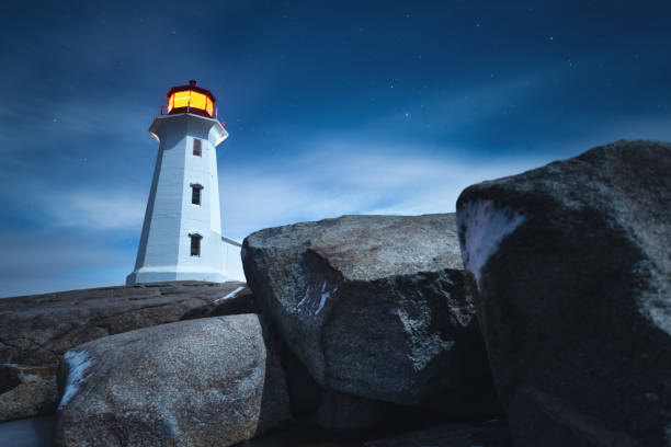 冬の夜の灯台 - lighthouse scenics winter peggys cove ストックフォトと画像
