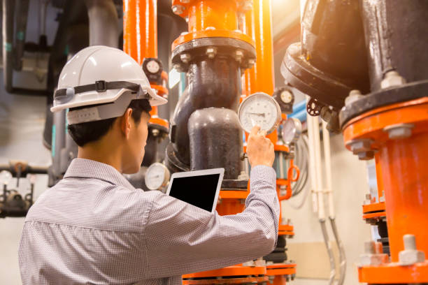 ingeniero asiático mantenimiento datos técnicos del sistema equipo condensador agua bomba y calibrador de presión, bomba de agua de chiller con manómetro de control. - valve pipe refrigeration order fotografías e imágenes de stock