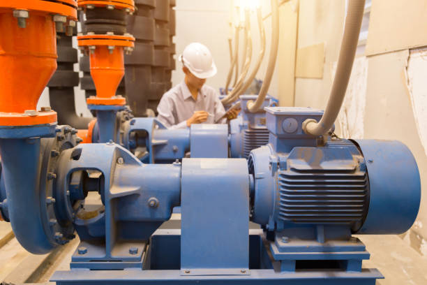 ingénieur asiatique maintenance vérification des données techniques de l'équipement du système condenseur pompe à eau et manomètre, pompe à eau. - flange photos et images de collection