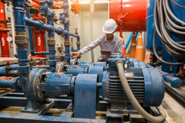 아시아 엔지니어 유지 보수 시스템 장비 콘덴서 물 펌프 및 압력 계기의 기술 데이터를 검사, 물 펌프. - valve pipe refrigeration order 뉴스 사진 이미지