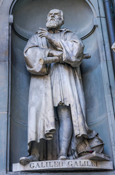 ガリレオ ・ ガリレイの像外ウッフィツィ美術館フィレンツェ イタリア - renaissance statue italy florence italy ストックフォトと画像