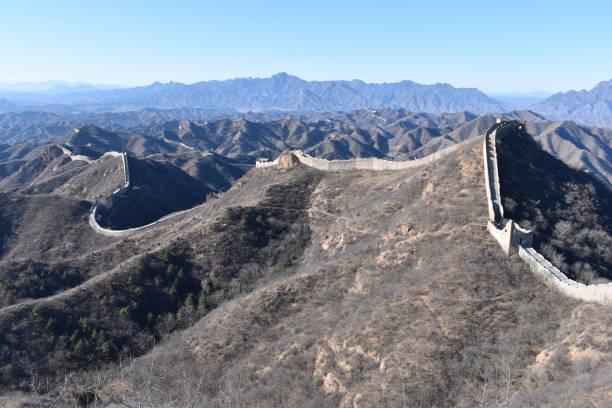 panorama of the great wall in jinshanling in winter near beijing in china - simatai imagens e fotografias de stock