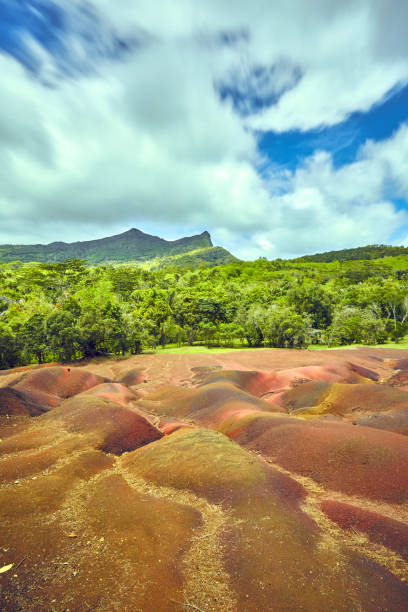 モーリシャス島シャマレル 7 色の地球 - earths ストックフォトと画像