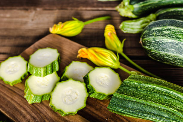 표 고 슬라이스 zucchinis, 채식 재료로 건강 한 음식을 요리에 신선한 유기농 호박. - zucchini farm store flower 뉴스 사진 이미지