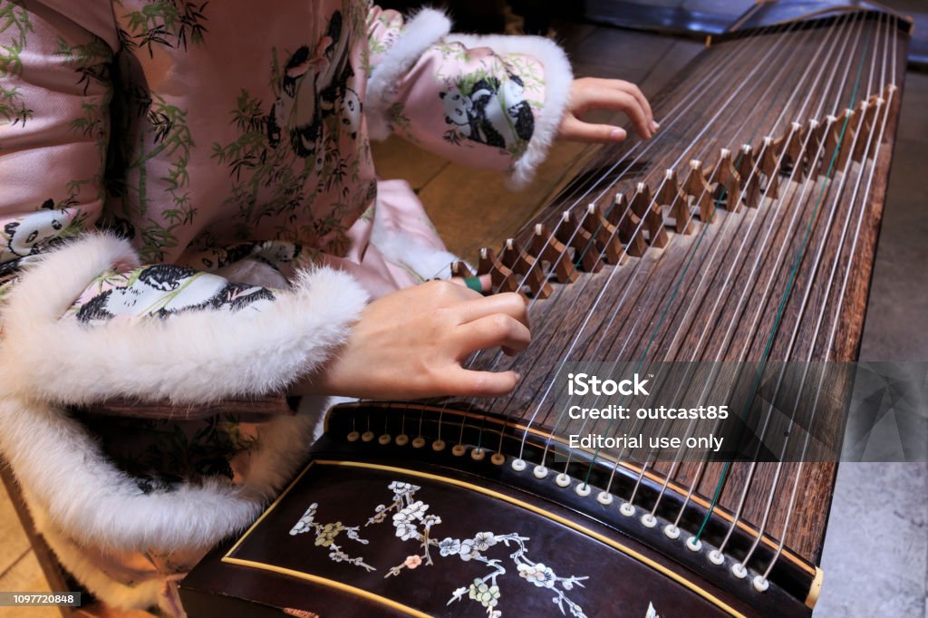 Bir kanun, bir geleneksel Çince müzik aleti çalmaya Çinli bir kadını elinde yakın çekim - Royalty-free Guzheng Stok görsel