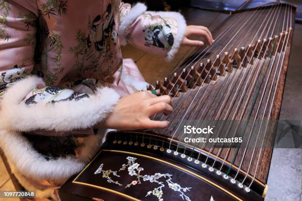 Bir Kanun Bir Geleneksel Çince Müzik Aleti Çalmaya Çinli Bir Kadını Elinde Yakın Çekim Stok Fotoğraflar & Guzheng‘nin Daha Fazla Resimleri