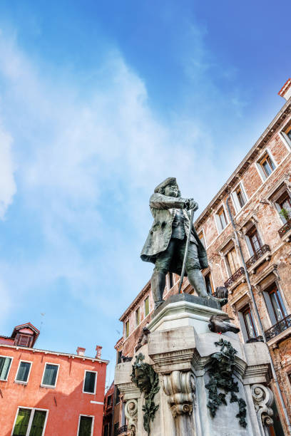 estátua de carlo goldini em veneza - carlo goldoni - fotografias e filmes do acervo