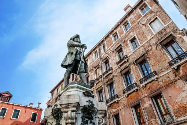 statue von carlo goldini in venedig - carlo goldoni stock-fotos und bilder