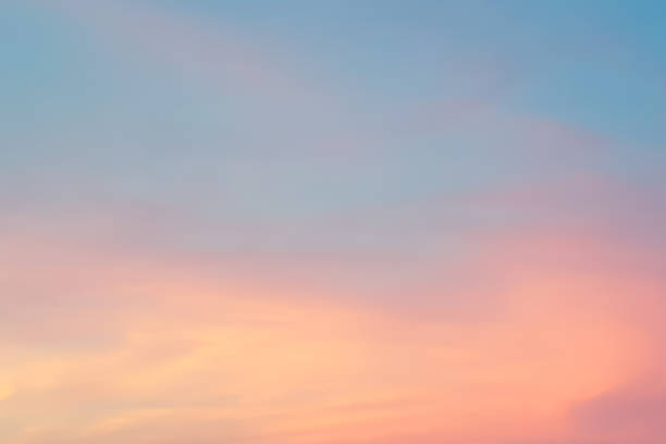 abstrakte schönheit wolkengebilde verwischen sonnenaufgang stunde in weichen pastellfarben ton ton paradies landschaft horizontale szenenhintergrund mit sonnenlicht glänzen, frühling und sommer-saison-konzept - air landscape stratosphere day stock-fotos und bilder