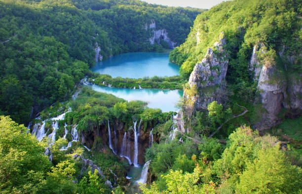 blick auf die im wasserfälle nationalpark plitvicer vi um einem sonnigen tag - plitvice lakes national park water lake national park - fotografias e filmes do acervo