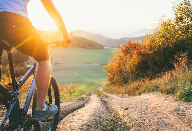 ciclista de montaña bajar de la colina. concepto de ocio activo y deporte - cyclo cross fotografías e imágenes de stock