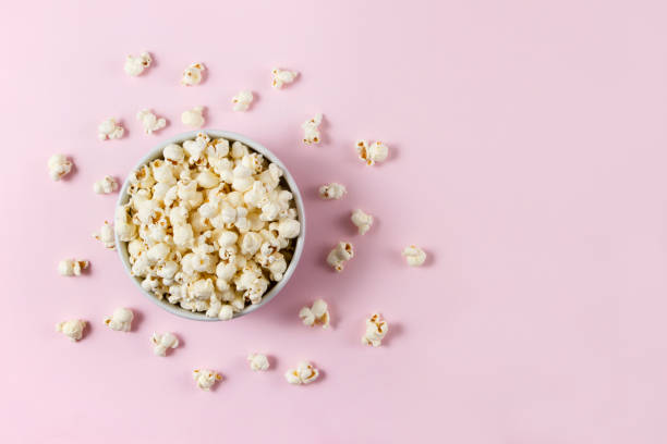 pipoca no fundo-de-rosa suave - popcorn snack bowl isolated - fotografias e filmes do acervo