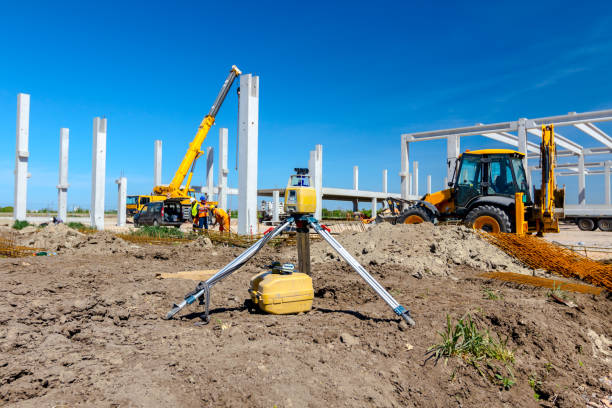 geodät gerät auf stativ auf einer baustelle - tachymeter stock-fotos und bilder