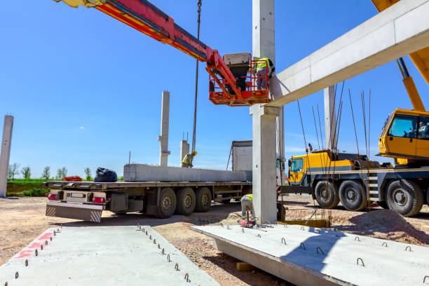 pracownik pomaga dźwigowi zachować równowagę i kierunek betonu - crane mobile crane derrick crane construction vehicle zdjęcia i obrazy z banku zdjęć