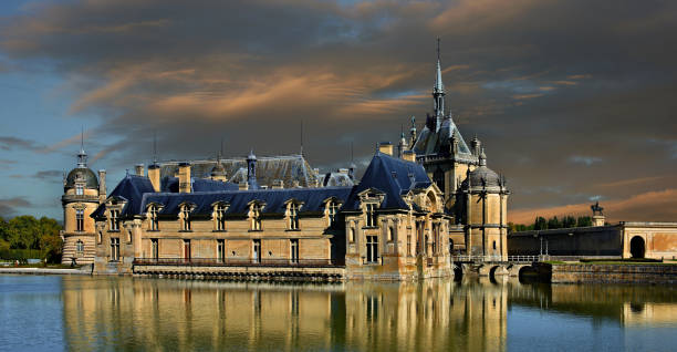 castello rinascimentale di chantilly, francia - architectural styles animal horse europe foto e immagini stock