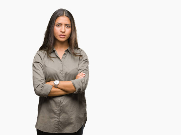 joven hermosa mujer árabe sobre fondo aislado escéptico y nerviosa, desaprobación de expresión en la cara con los brazos cruzados. persona negativa. - one cross fotografías e imágenes de stock