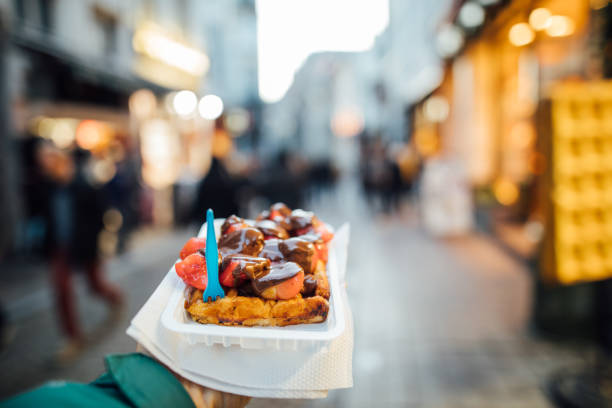 famosos gofres belgas en bruselas - waffle belgian waffle breakfast fruit fotografías e imágenes de stock