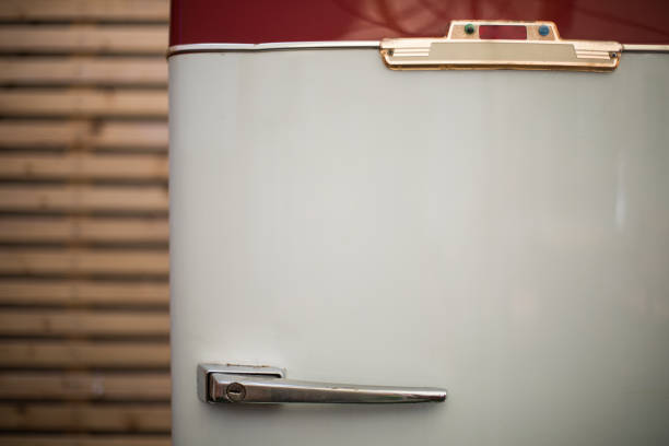 detalhe de geladeira vintage - door old fashioned old closed - fotografias e filmes do acervo