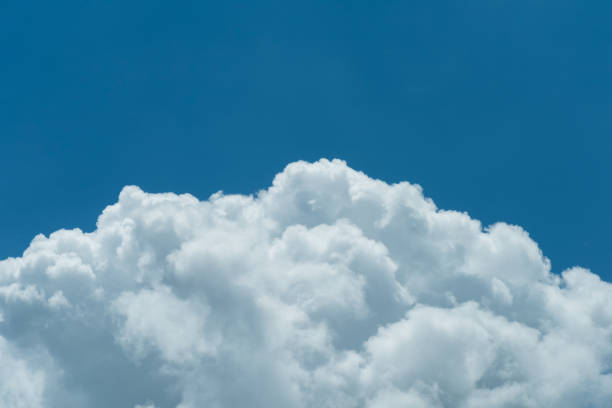 cumulo ravvicinato nuvole su cielo blu - cumulus cloud condensation sky blue foto e immagini stock