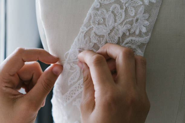 creación de vestidos de diseñador de moda - vestidos de novia hechos en casa fotografías e imágenes de stock
