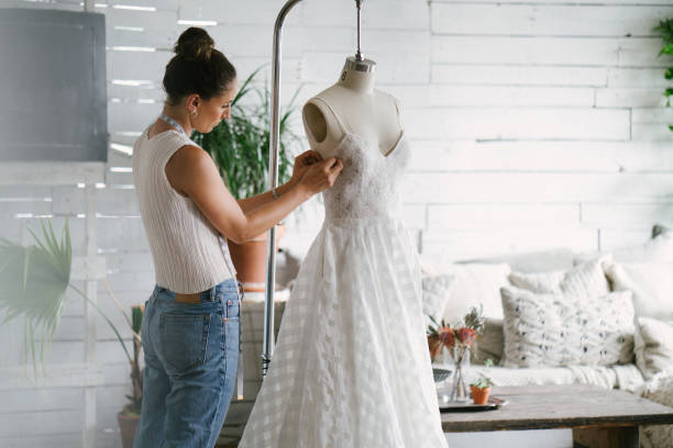 fashion designer creating gowns - lifestyles designer store luxury imagens e fotografias de stock