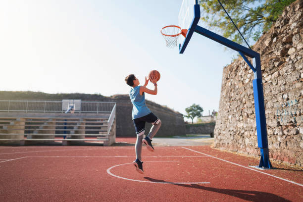 creciendo con baloncesto - ball horizontal outdoors childhood fotografías e imágenes de stock