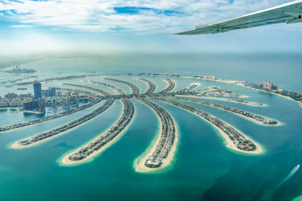 luftaufnahme der insel dubai palm jumeirah, vereinigte arabische emirate - artificial wing fotos stock-fotos und bilder