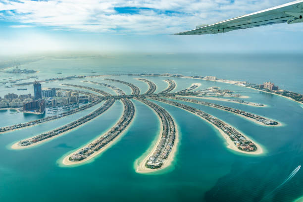 aerial view of dubai palm jumeirah island, united arab emirates - artificial wing fotos imagens e fotografias de stock