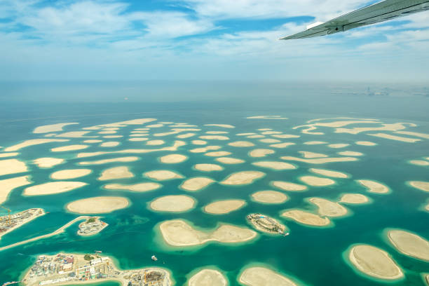 vista aérea de ilhas do mundo de dubai, nos emirados árabes unidos - artificial wing fotos - fotografias e filmes do acervo