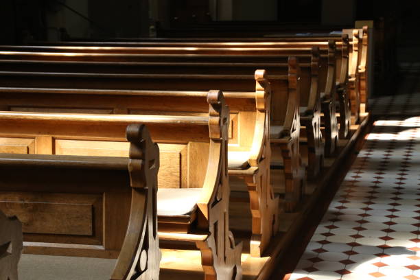 church wooden bench - church interior imagens e fotografias de stock