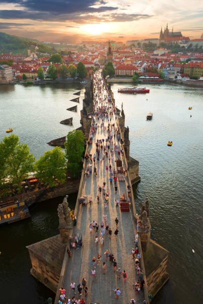 blick auf die karlsbrücke - prague czech republic high angle view aerial view stock-fotos und bilder