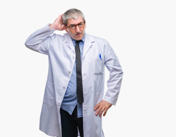 잘생긴 수석 의사 과학자 전문 남자 격리 된 배경 위에 흰색 코트를 입고 혼동 하 고 질문에 대해 궁금해. 의심, 불확 실한 손으로 머리에 생각. 잠겨있는 개념. - uncertainty men business frowning 뉴스 사진 이미지