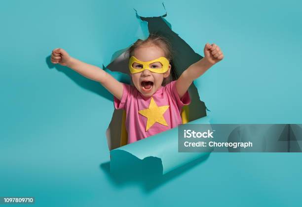 Child Playing Superhero - Fotografias de stock e mais imagens de Criança - Criança, Super-Herói, Força